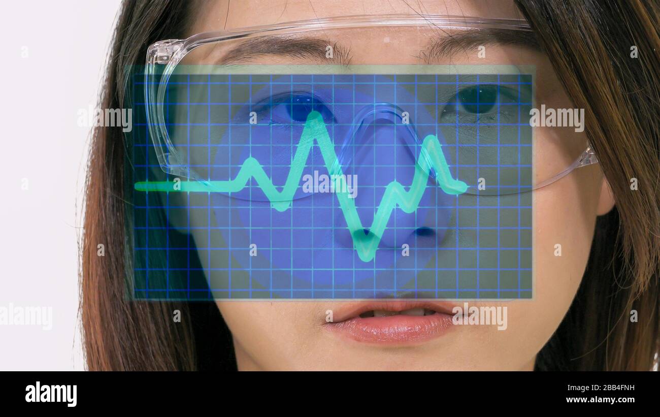 Femme médecin asiatique regardant l'écran médical EKG virtuel Banque D'Images