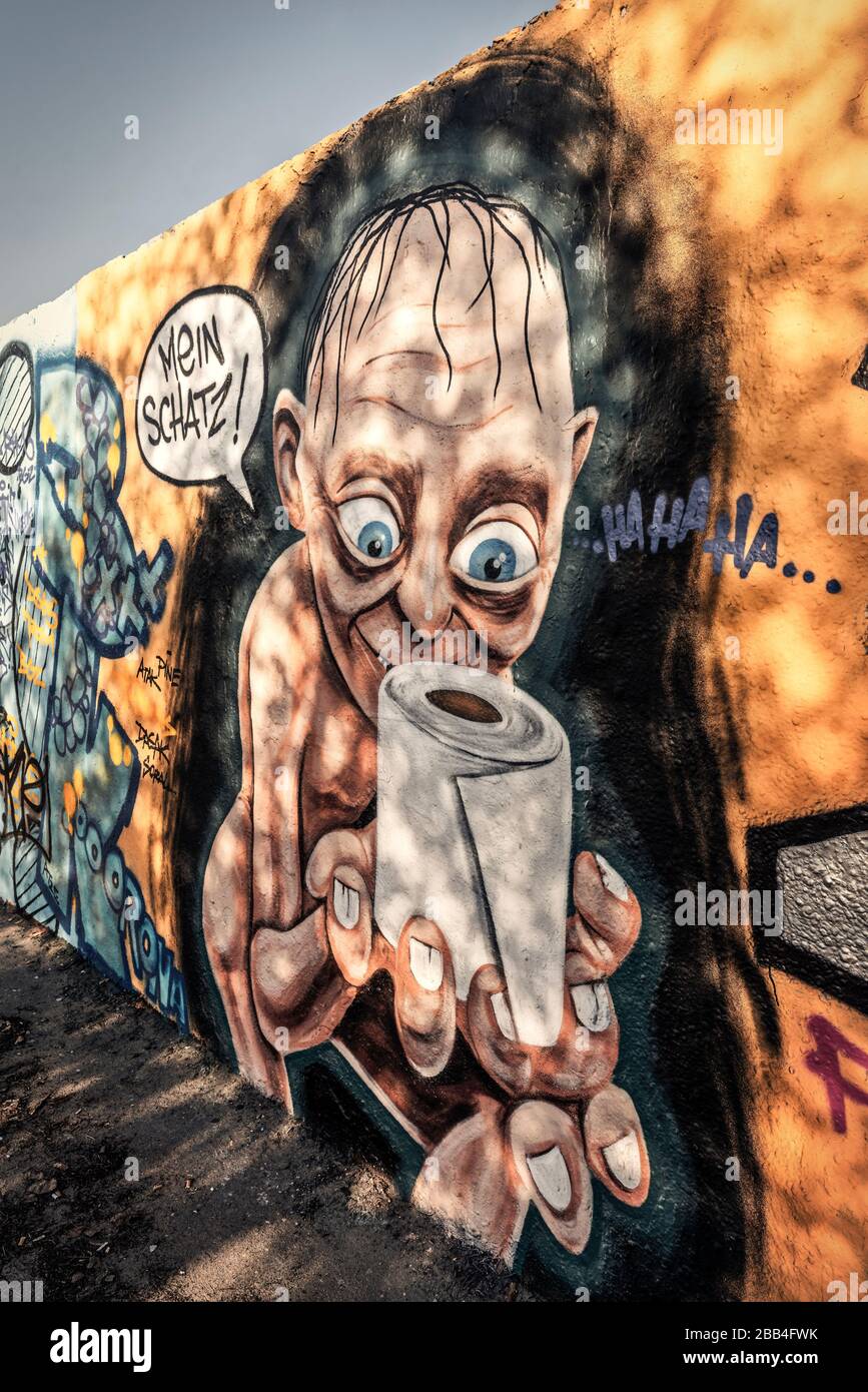 Graffiti concernant la crise de Corona à Mauerpark à Berlin Prenzlauer Berg . Graffiti avec Golum de Seigneur des anneaux avec papier toilette et speec Banque D'Images