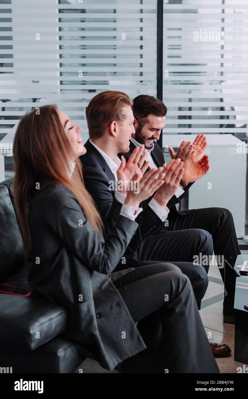 Groupe de personnes d'affaires se claquant les mains pour féliciter leur patron - équipe d'entreprise d'affaires Banque D'Images