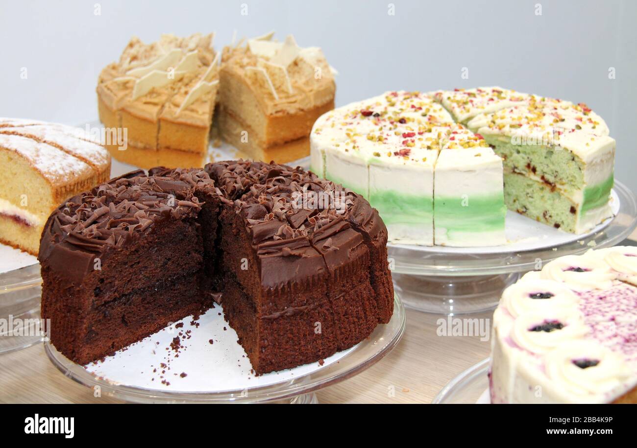 Une sélection de gâteaux de dessert fraîchement cuits et tranchés. Banque D'Images