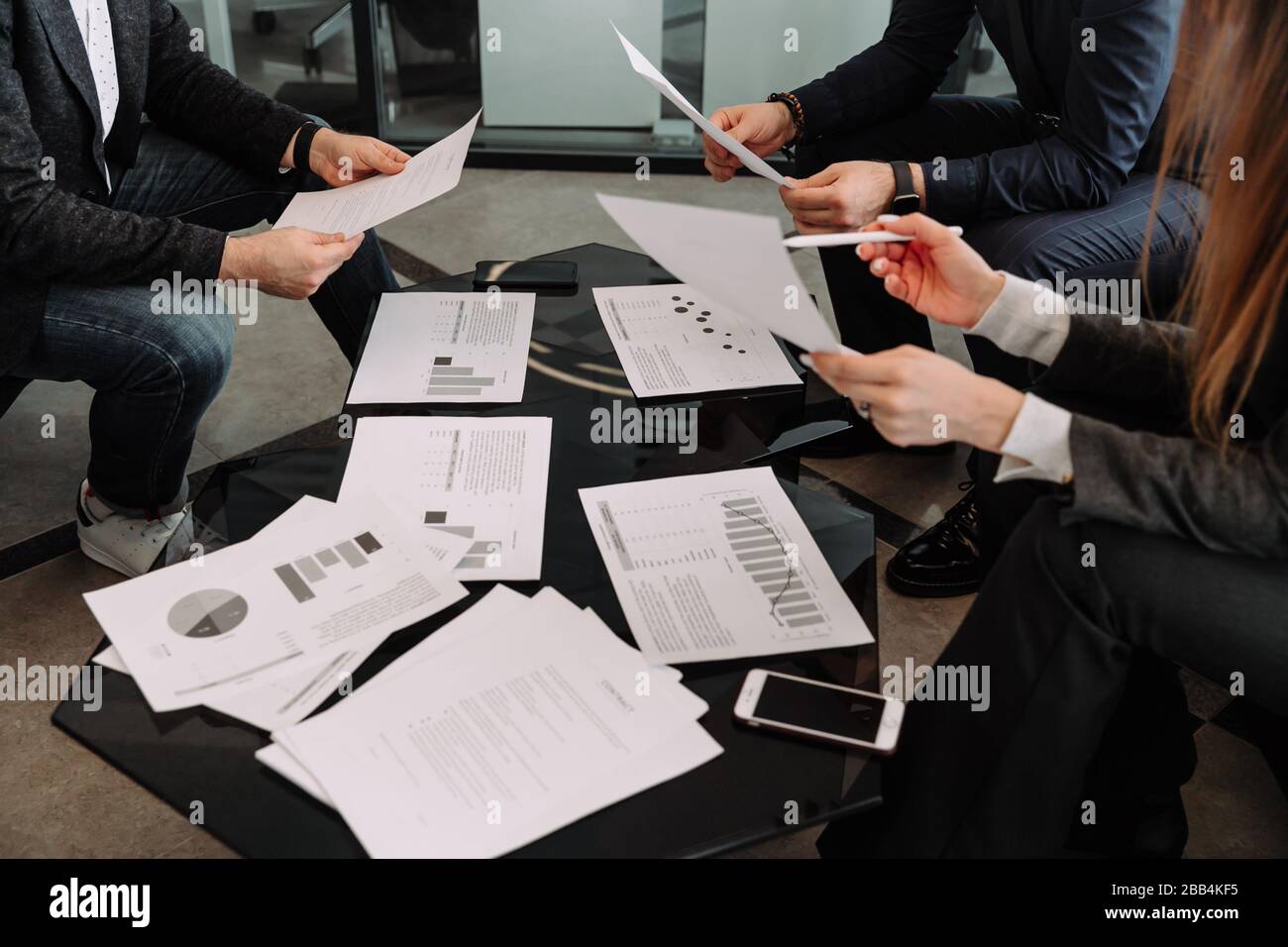 une entreprise d'hommes d'affaires discute du contrat lors d'une réunion Banque D'Images