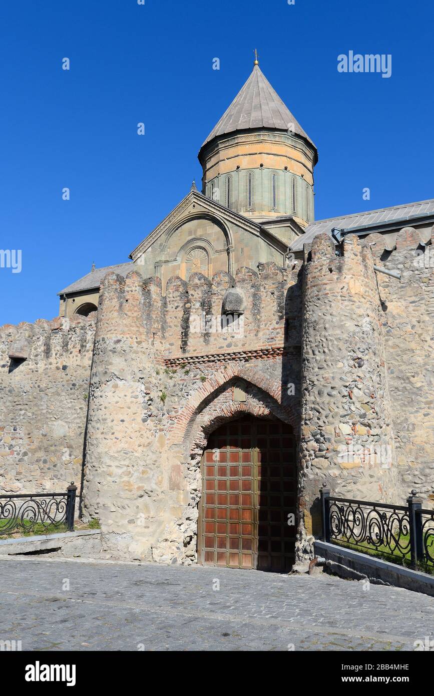 Photo verticale de la cathédrale de Svetitskhoveli de l'extérieur de la porte murale. Église chrétienne orthodoxe située à Mtskheta, Géorgie, dans le Caucase. Banque D'Images