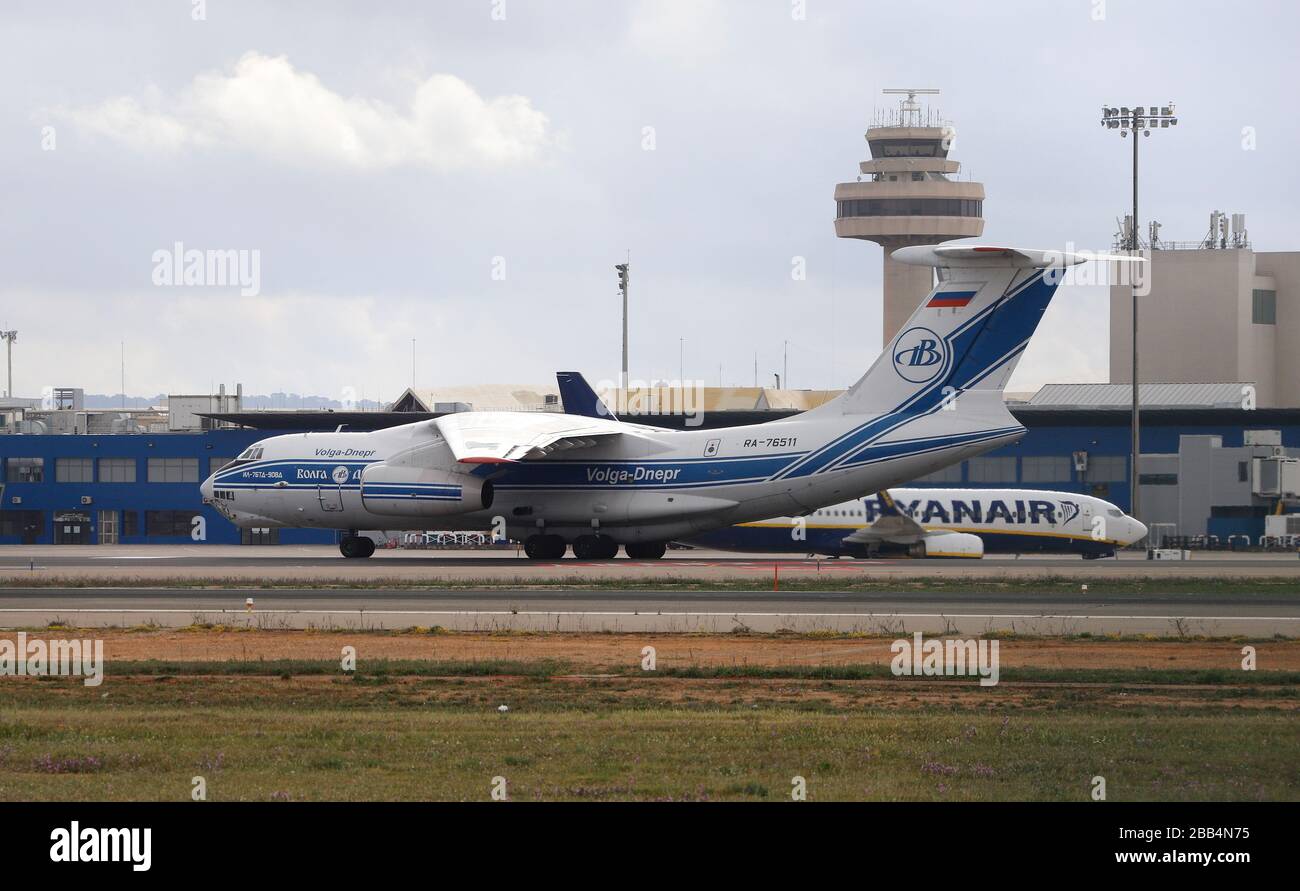 30 mars 2020, Espagne, Palma de Majorque: Un avion cargo russe Volga-Dnepr  Airlines atterrit à l'aéroport de Palma de Majorque. Il apporte sept tonnes  de fournitures médicales à l'île, qui ont été