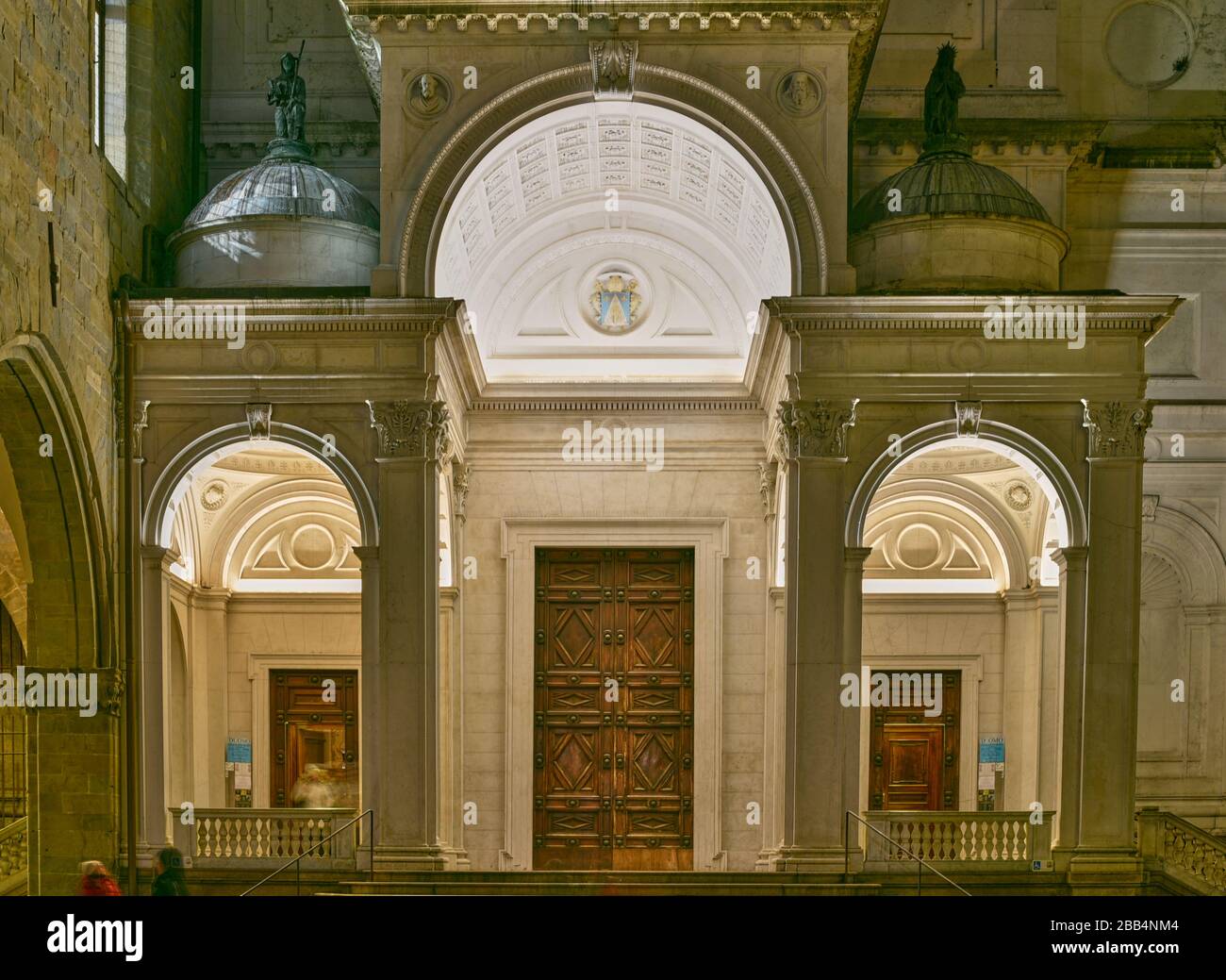 Bergame, Italie, 14 décembre 2019: Cathédrale de Bergame, cathédrale Saint-Alexandre, détail du portique avec trois arches, en marbre blanc de Botticino Banque D'Images