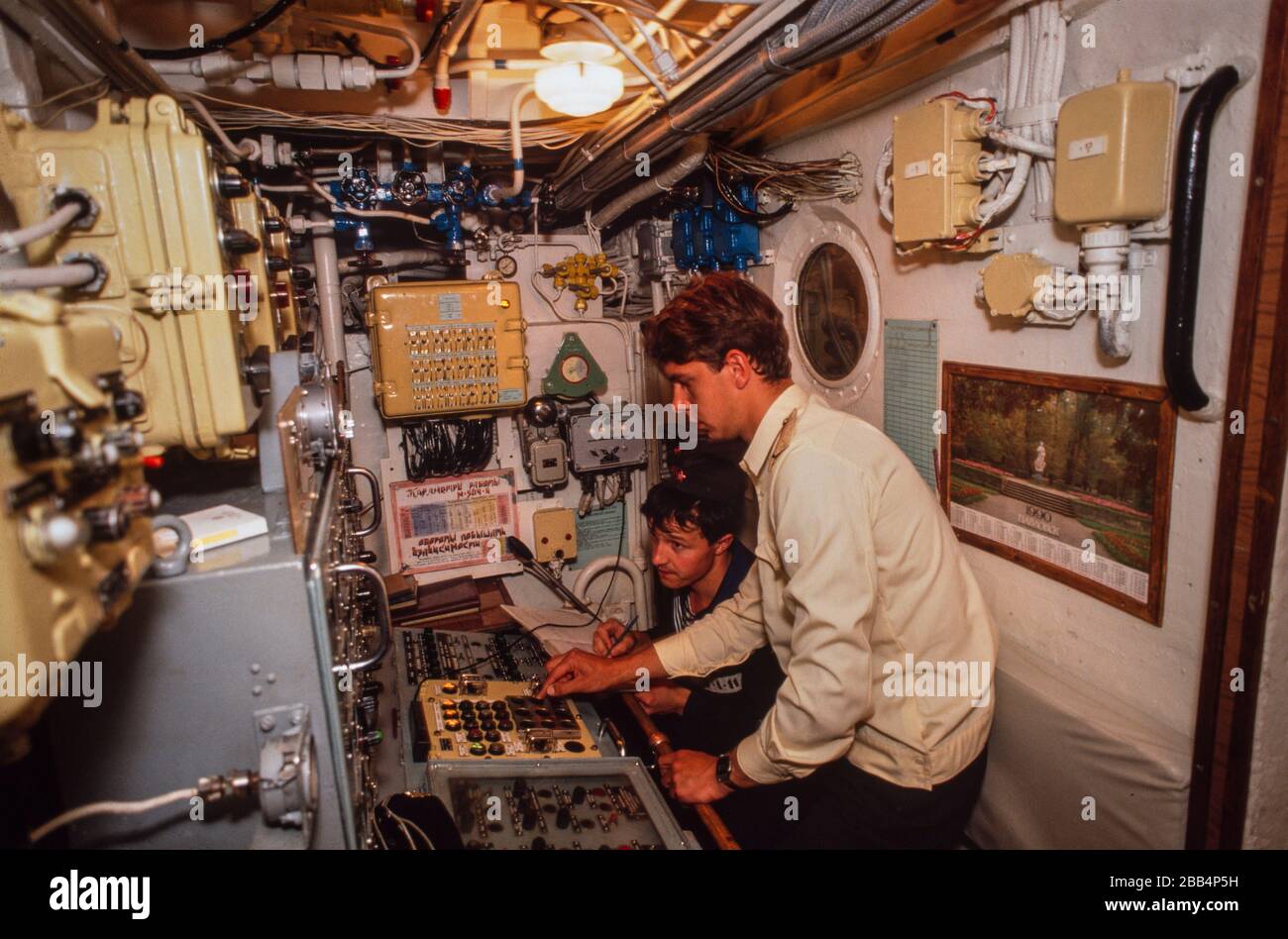 Des officiers de la marine du KGB dans la salle de contrôle à bord d'un navire-navire frontalier sur la mer Noire, la Crimée, URSS, août 1990 Banque D'Images