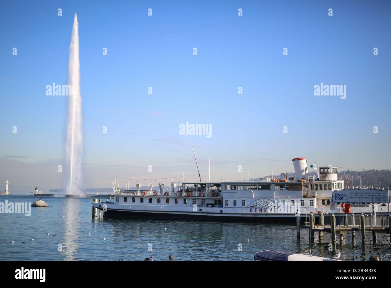 Un bateau sur le lac de Genève, Suisse Banque D'Images