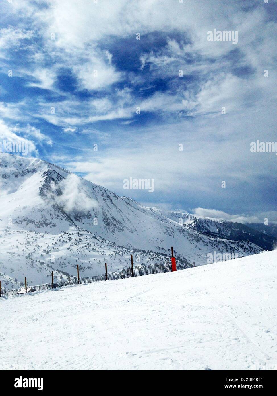Piste de ski à la station de ski, Pyrénées orientales, Andorre vue panoramique ensoleillée, fond de montagne Banque D'Images