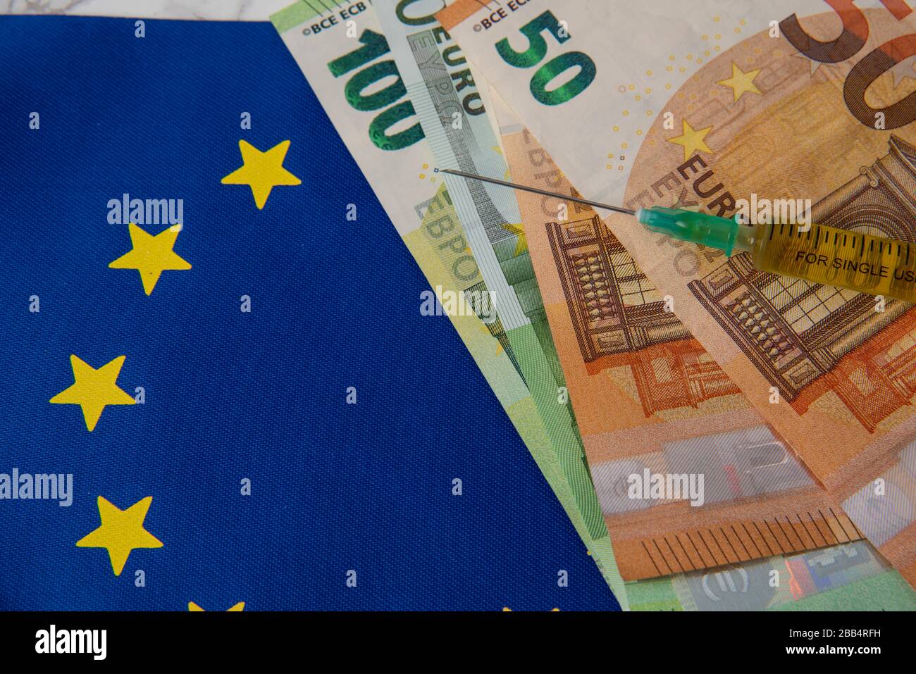 Vaccin contre le coronavirus avec billets en euros sur le drapeau de l'Union européenne Banque D'Images