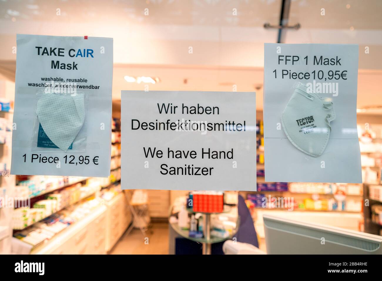 FFP1 1 masque et désinfectant pour les mains dans la pharmacie aiport Tegel Banque D'Images