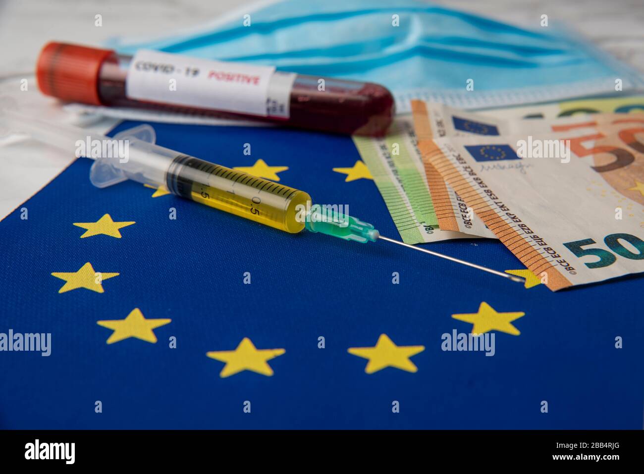 Vaccin contre le coronavirus avec billets en euros sur le drapeau de l'Union européenne Banque D'Images