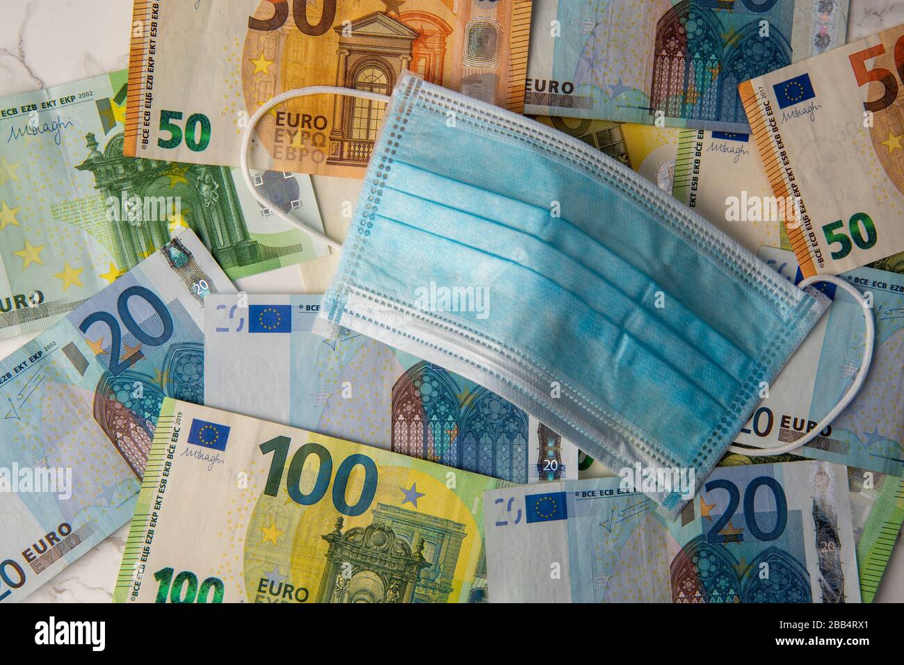 Coût de la dégradation du coronavirus en europe billets et vaccins en euros Banque D'Images