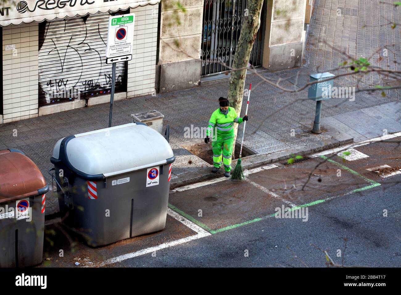 Balai de route travaillant pendant l'épidémie de Covid-19, Barcelone, Espagne, Banque D'Images