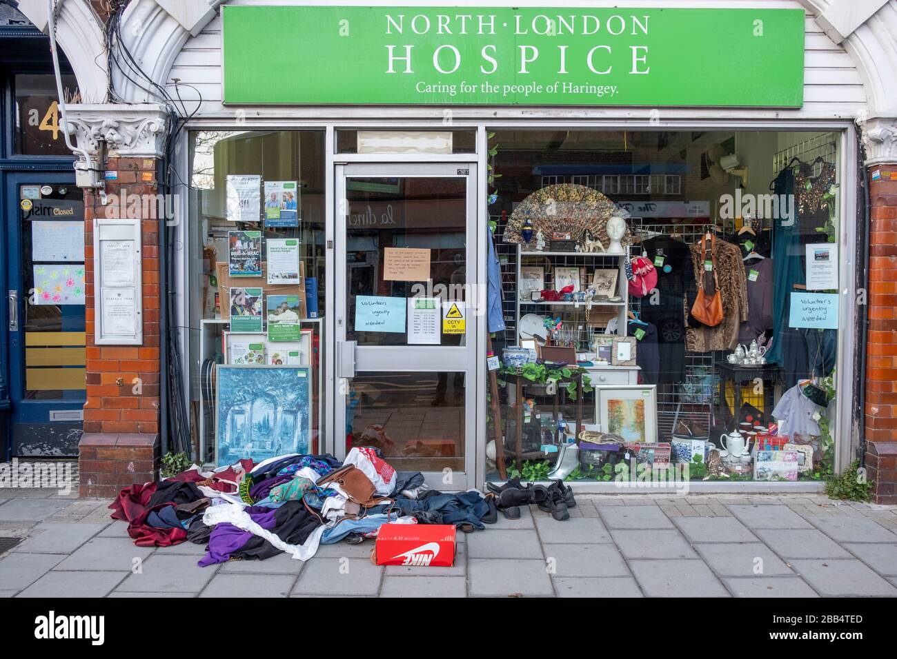 Coronavirus Covid-19 avis dans la vitrine de la boutique de charité à Muswell Hill Londres , 29 mars 2020 Banque D'Images