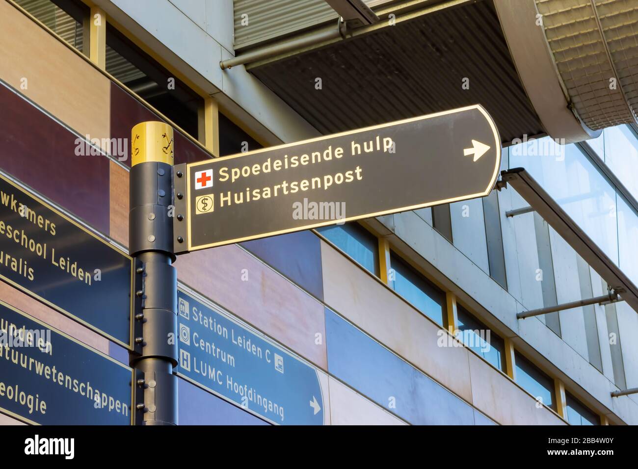 Leiden, Pays-Bas - 17 janvier 2020: Panneau d'itinéraire avec le texte néerlandais pour 'Emercengy Care' et 'GP / centre médical de famille' à Leiden, le Banque D'Images
