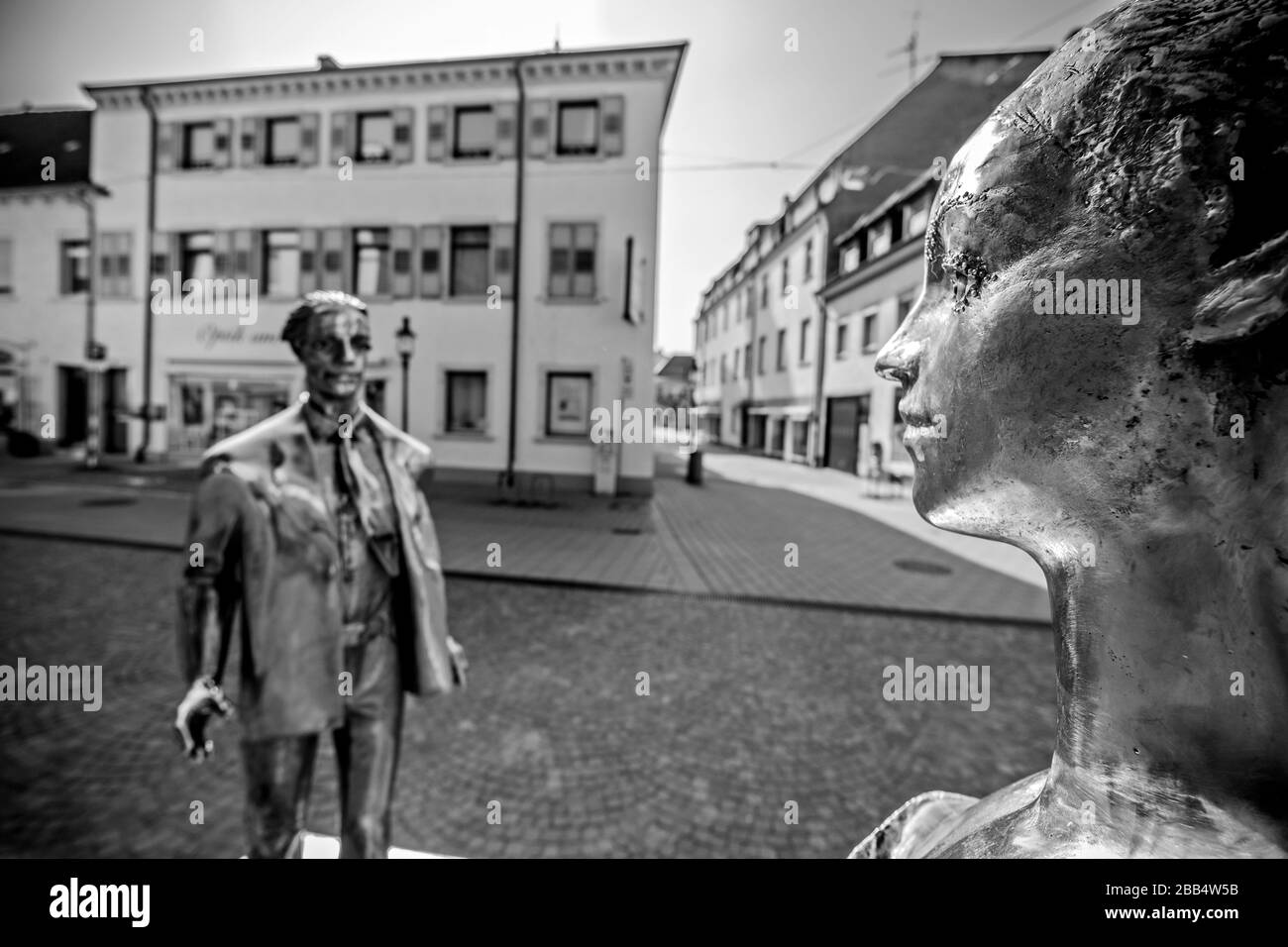 Photo symbolique sur le sujet de la distance. La sculpture est appelée rencontre. Il est situé sur Faneser Platz dans 76437 Rastatt et a été conçu par le célèbre sculpteur Fanes Giuliano Vangi. GES / vie quotidienne pendant la crise corona en 76437 Rastatt pendant la crise corona, 20.03.2020 GES / vie quotidienne pendant la crise corona en 76437 Rastatt Allemagne. 03/20/2020 | utilisation dans le monde entier Banque D'Images