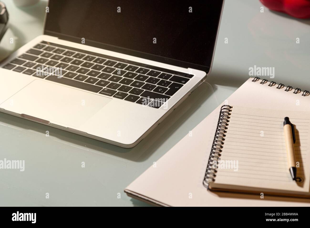 Gros plan sur le bureau à domicile avec ordinateur portable et bloc-notes. Concept de télétravail Banque D'Images