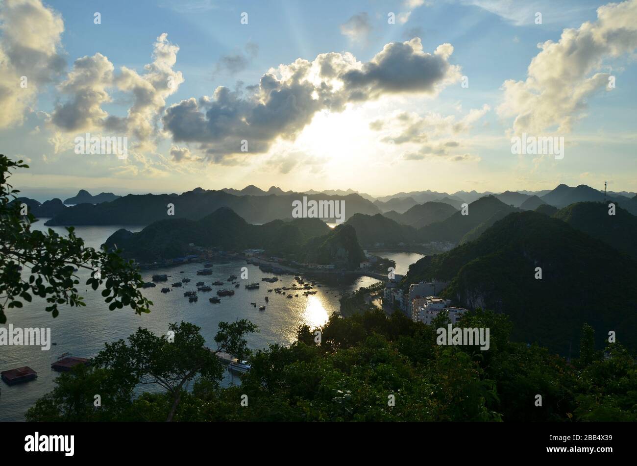 Coucher de soleil sur Halong Bay Vietnam Banque D'Images