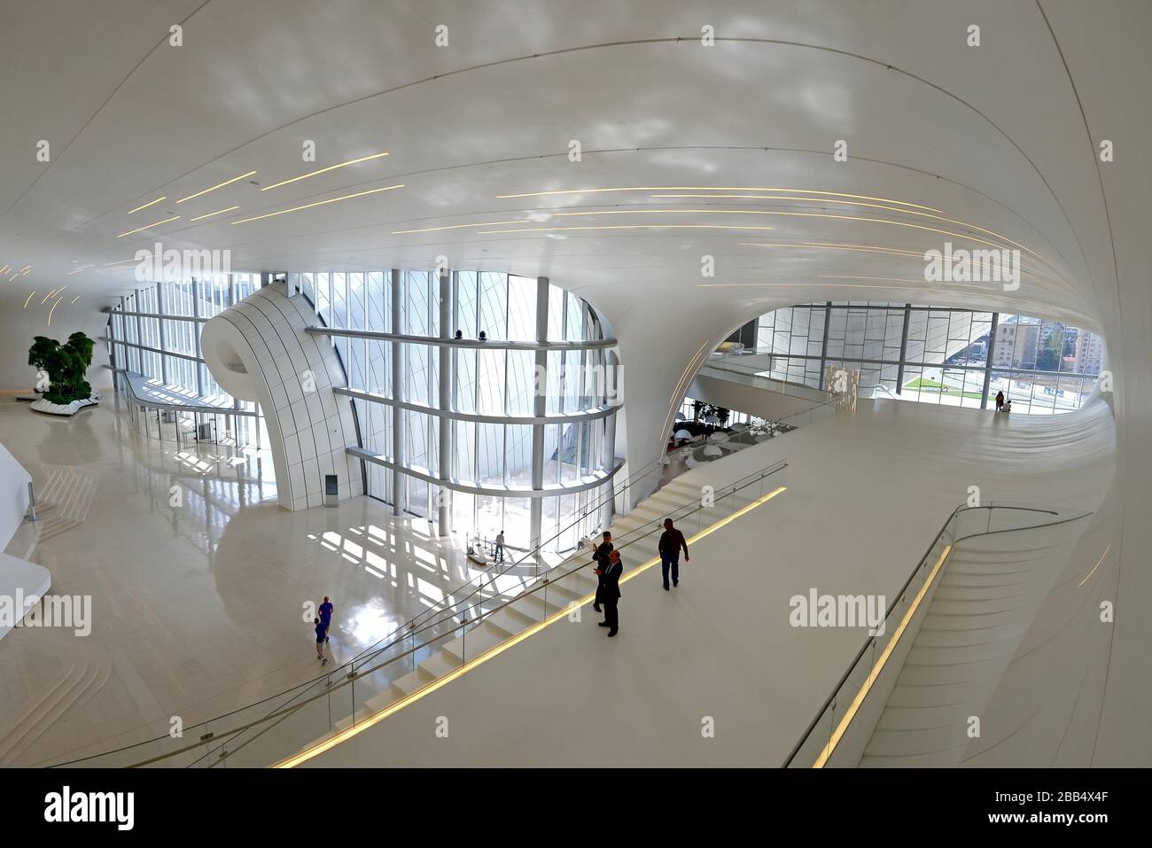 Intérieur du Centre Heydar Aliyev, un complexe culturel à Bakou, en Azerbaïdjan. Lignes incurvées modernes dans des couleurs blanches. Conçu par Zaha Hadid architecte. Banque D'Images