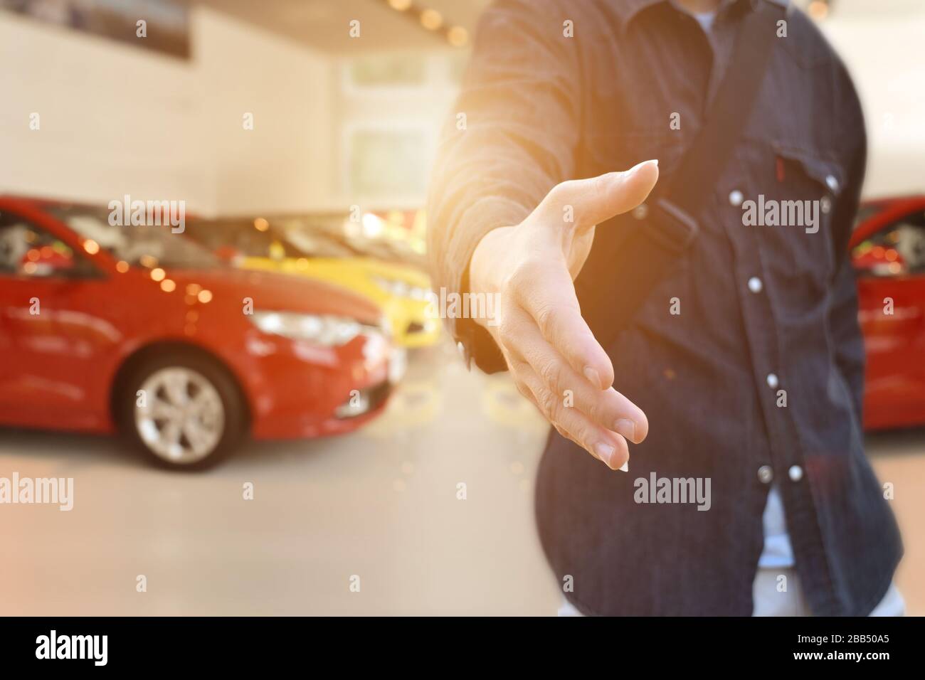 Les hommes offrent la main pour la poignée de main et la coopération. Proposition d'accord commercial ou concept de bienvenue. Banque D'Images