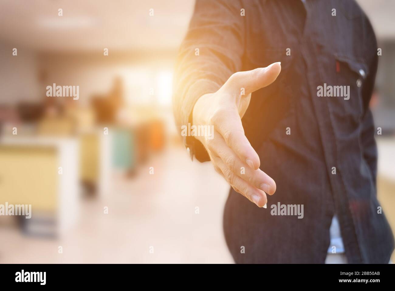 Les hommes offrent la main pour la poignée de main et la coopération. Proposition d'accord commercial ou concept de bienvenue. Banque D'Images