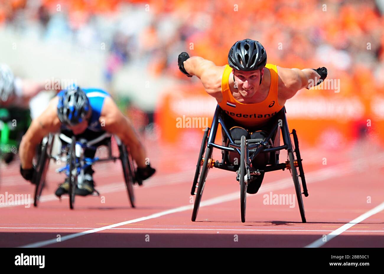 Kenny van Weeghel (à droite) gagne les 54 200 mètres des hommes au cours du Défi Para international Sainsburys au stade olympique de Londres. Banque D'Images