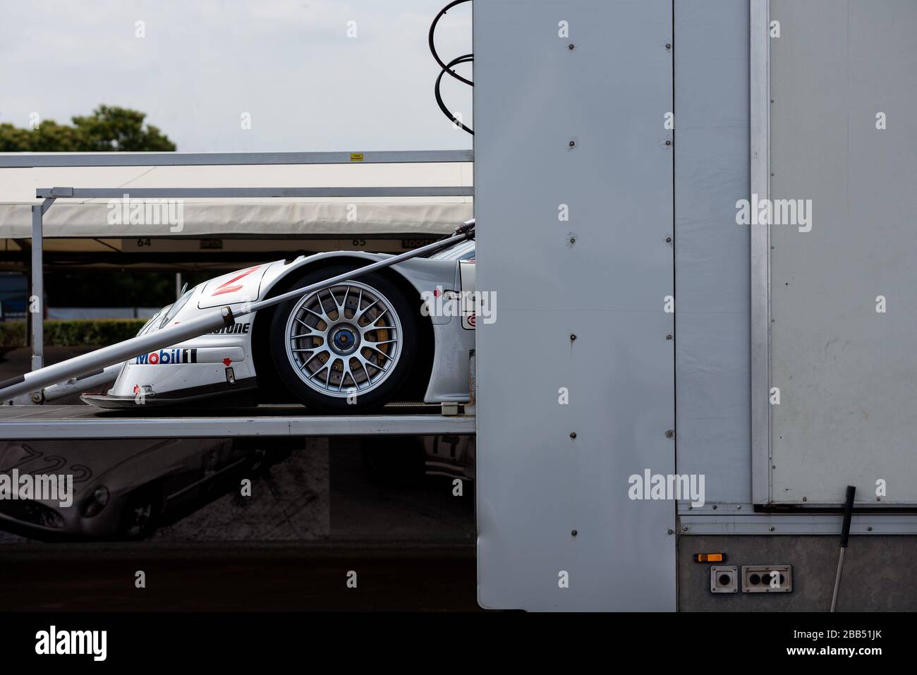 Le nez d'une voiture de course Mercedes-AMG CLK GTR est déchargé d'un transporteur de voiture au Goodwood Festival of Speed. Banque D'Images