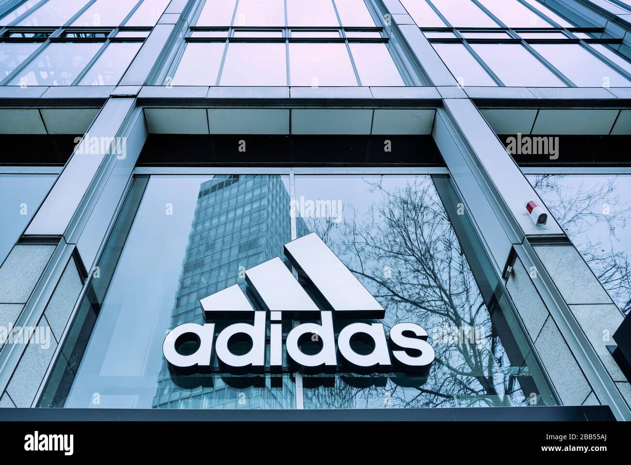 boutique adidas Am Tauenziehen à Berlin. Adidas wird scharf kritisiert für  die Ankündigung keine Miete mehr zu zahlen , wenn Läden wegen der  Coronapandem Photo Stock - Alamy