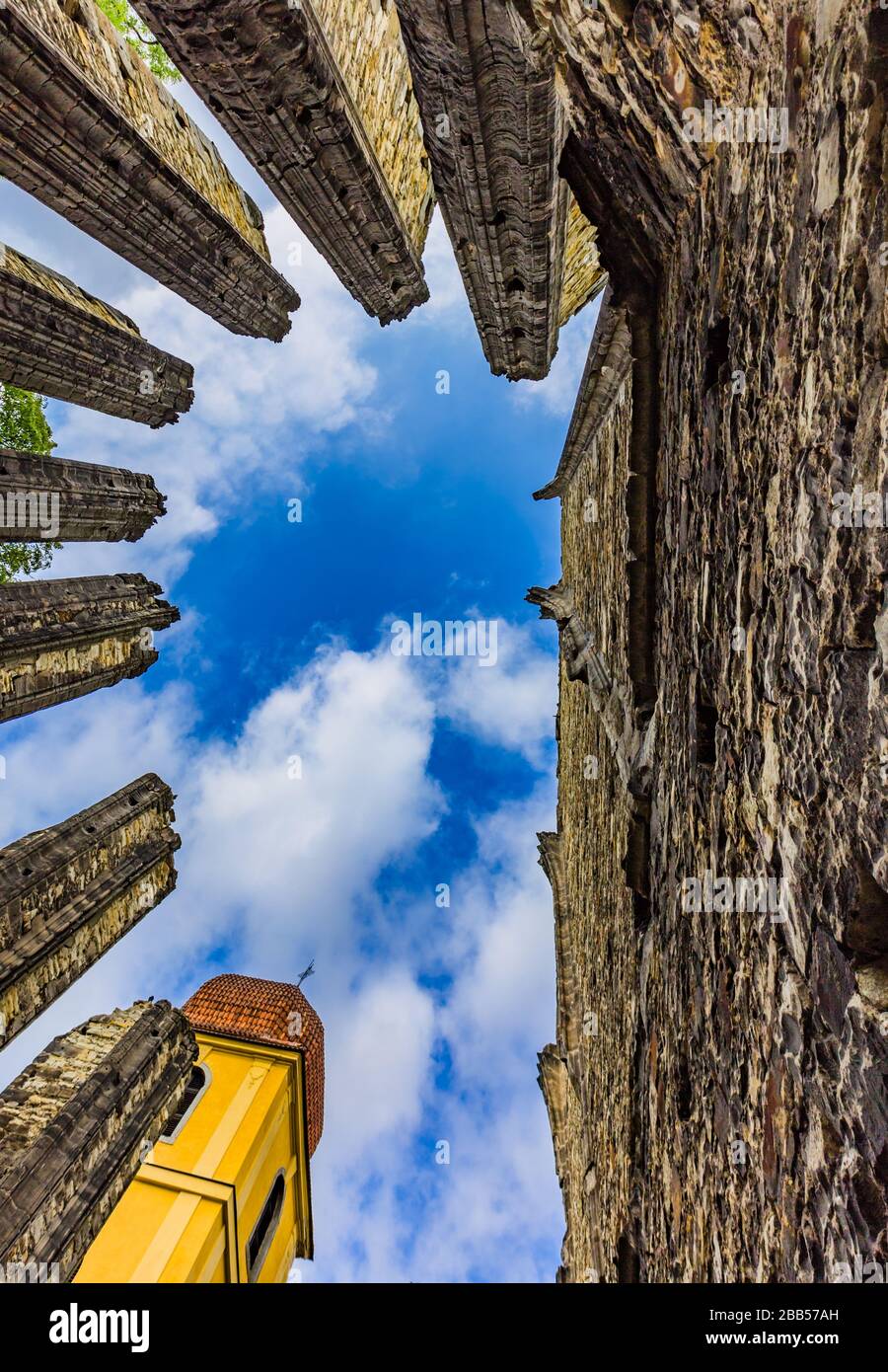 Panensky Týn, République tchèque - 15 juillet 2019 : ruines de l'église gothique de la Vierge Marie à partir de la 14e siècle. Jour d'été ensoleillé. Banque D'Images