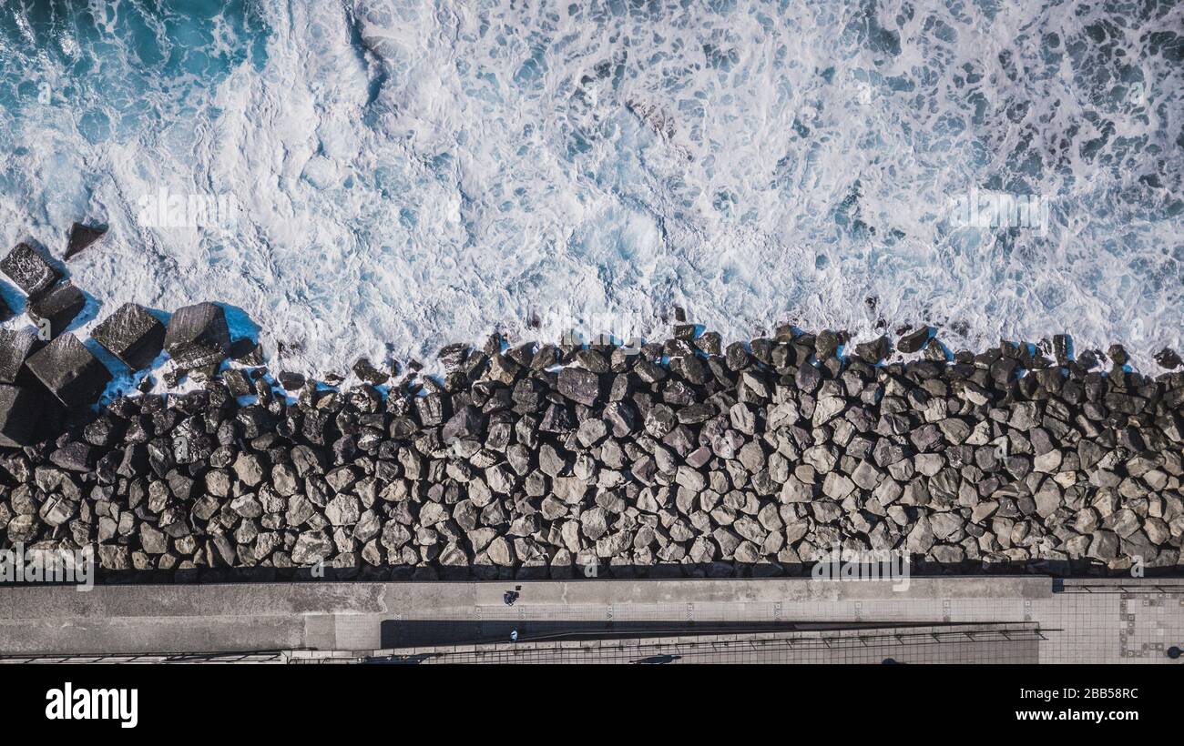 Vue aérienne de blocs de cube de ciment protégeant la rive des vagues puerto de las nieves sur l'île des Canaries Gran Canaria, Espagne. Banque D'Images