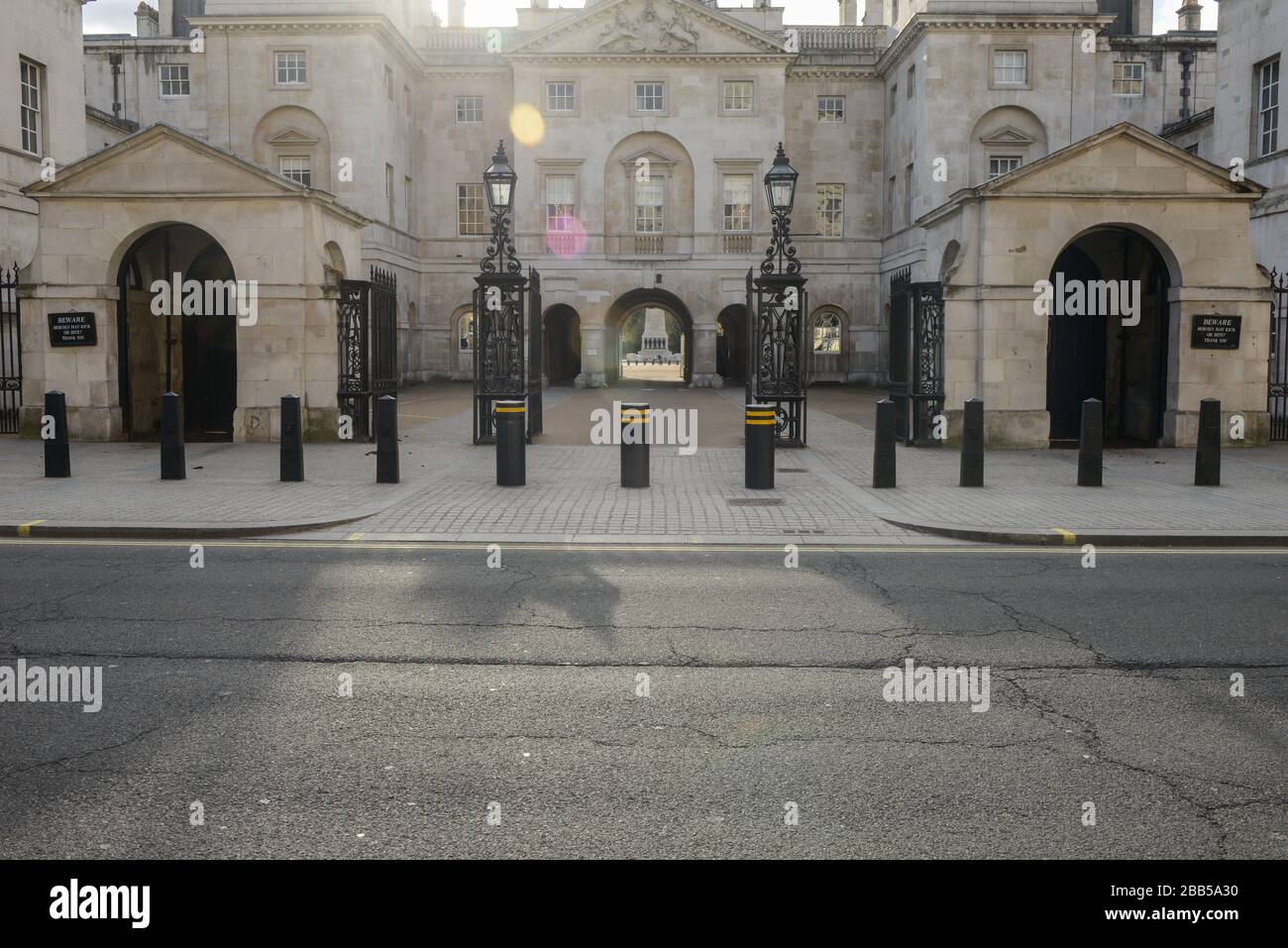 Londres, Corona virus Days, changement horaire de la Garde-vie de la Reine vide. Banque D'Images