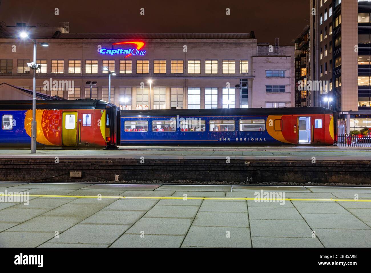 Scène nocturne de deux trains locaux East Midlands Railway classe 156 côte à côte à la gare de Nottingham Banque D'Images