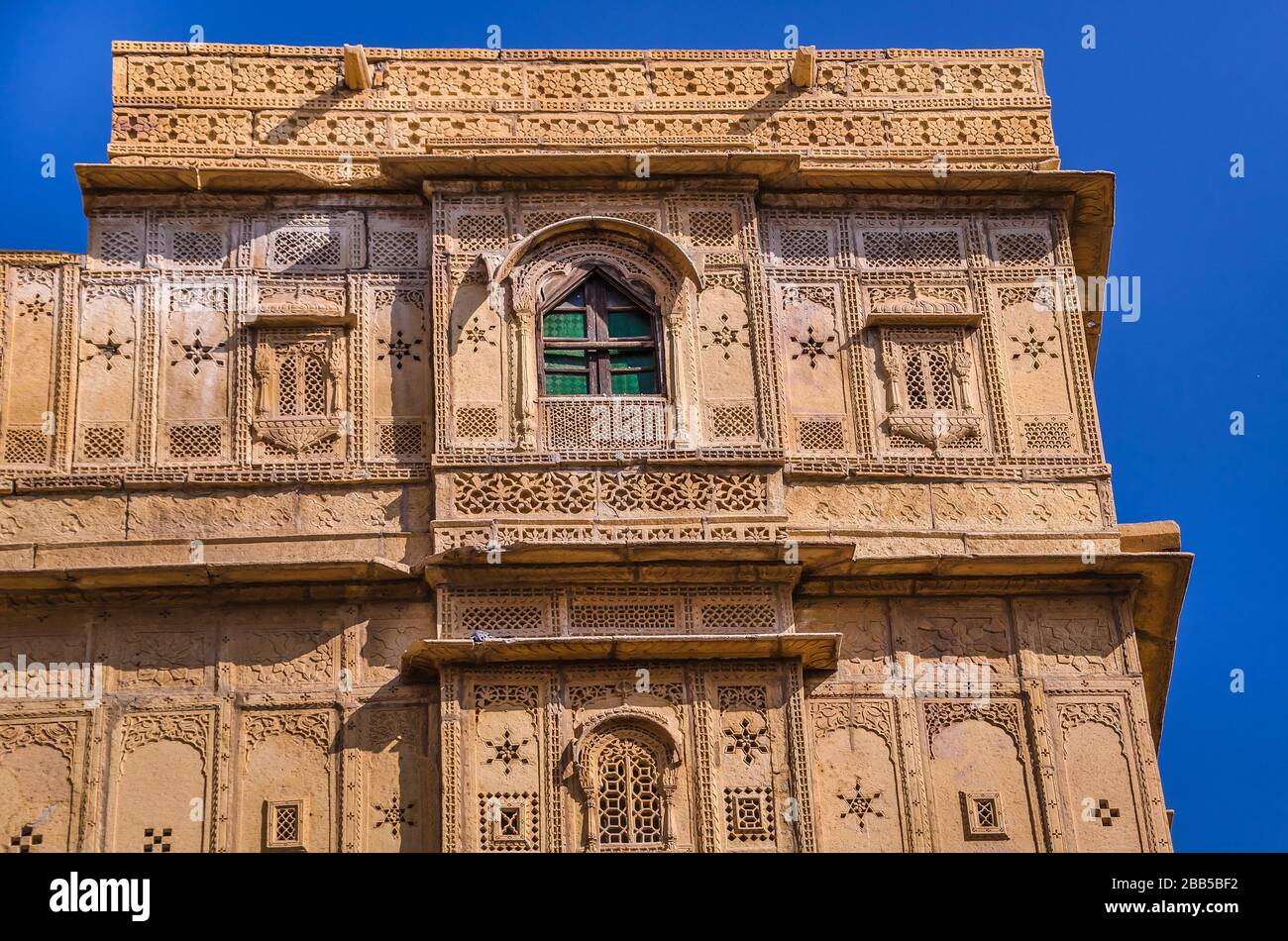 JAISALMER, INDE – 29 NOVEMBRE 2019 : vue extérieure du palais du fort Jaisalmer, site classé au patrimoine mondial de l'UNESCO, également une attraction touristique majeure. Banque D'Images