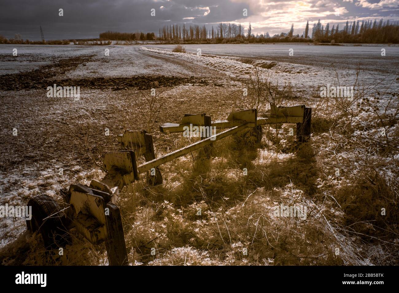 Machines agricoles abandonnées, image prise dans le proche infrarouge (720 nm), Warwickshire, Royaume-Uni Banque D'Images