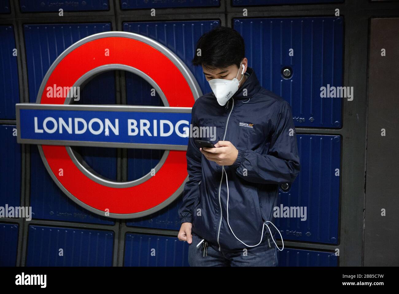 Les navetteurs portent des masques sur le métro londonien lors de l'éclosion de COVID-19. Mars 2020 Banque D'Images