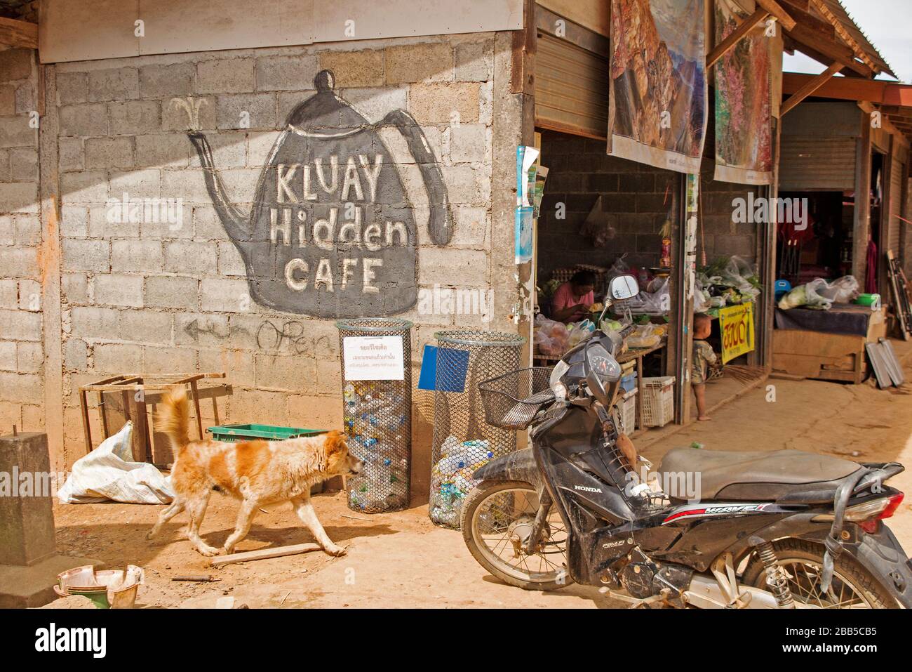 M. Kluay, le chef du village de Maneepruek, travaille également au café Kluay Hidden. L'annonce du café est sur le mur Banque D'Images