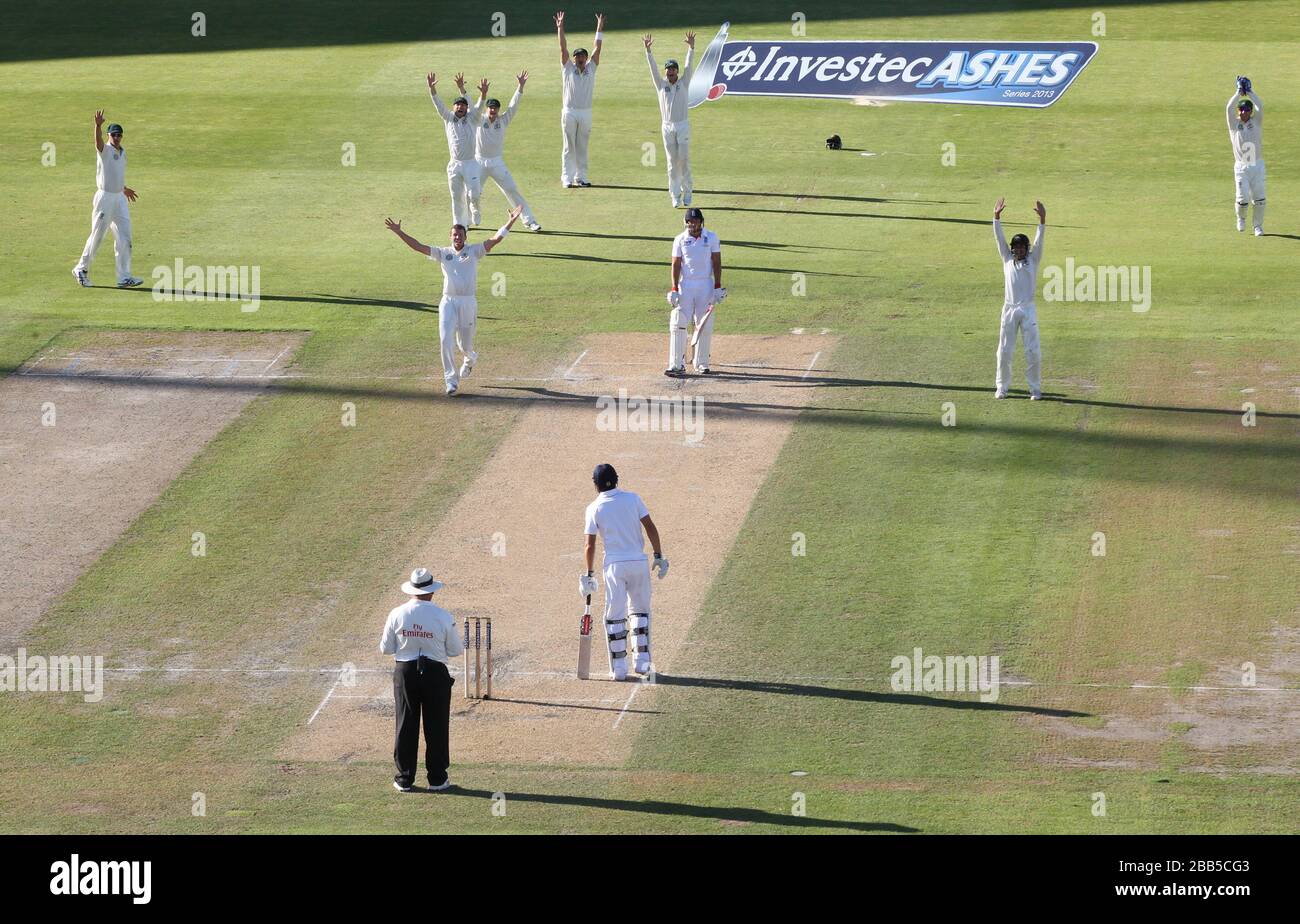 L'australien Bowler Peter Siddle lance et célèbre la prise de cricket du batteur d'Angleterre Tim Bresnan pendant 1 jour deux du troisième match d'essai Investec Ashes au Old Trafford Cricket Ground Banque D'Images