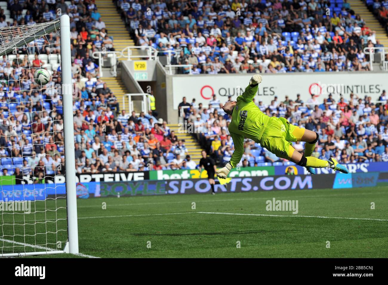 Scott Loach, gardien de but de la ville d'Ipswich, n'est pas en mesure d'arrêter le tir dévié de Danny Guthrie pour le gagnant de la lecture Banque D'Images