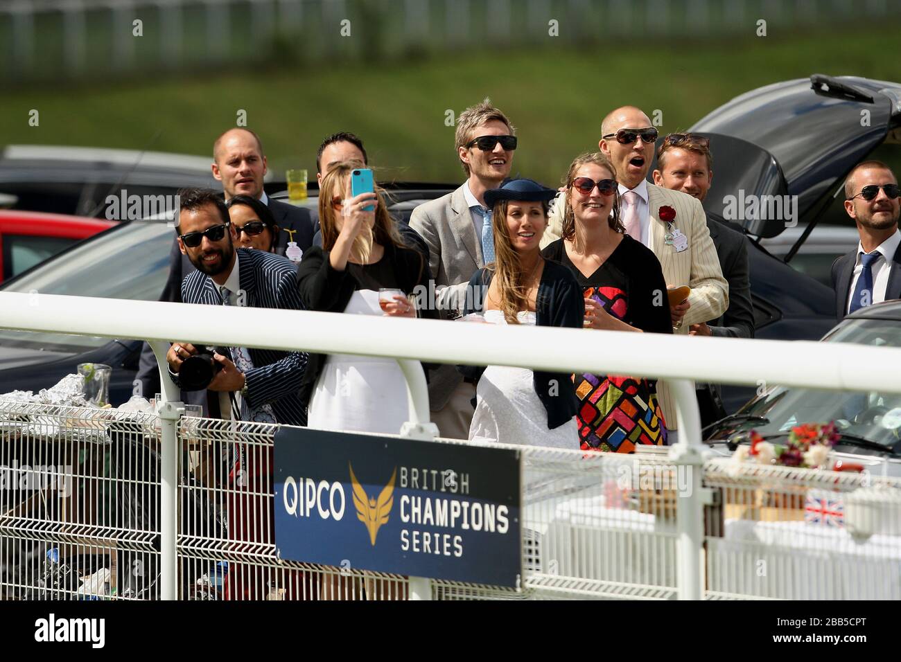 Les amateurs de course regardent alors qu'ils pique-niquent dans le parking pendant le cinquième jour du glorieux festival Goodwood 2013 à l'hippodrome de Goodwood Banque D'Images