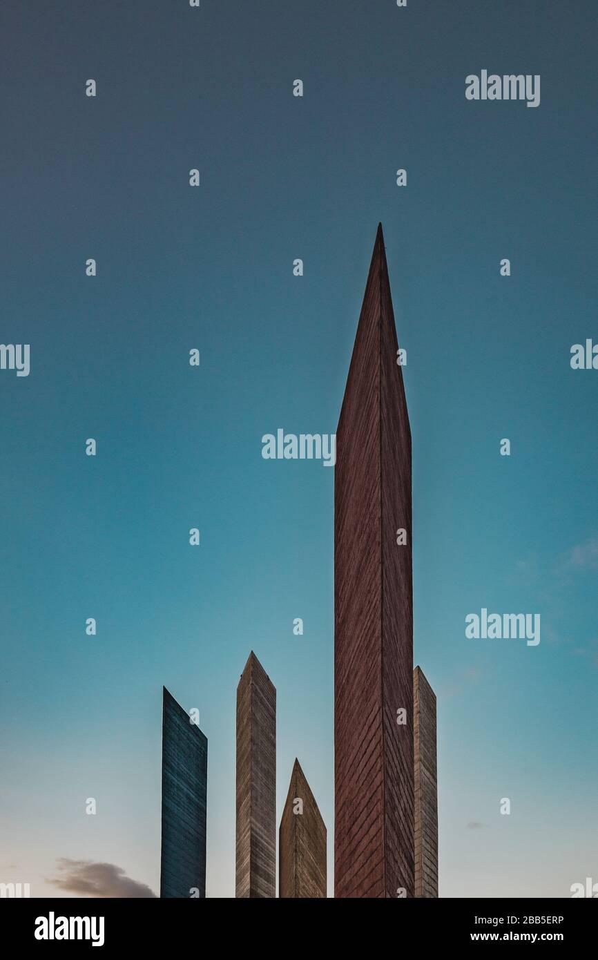 Monument Torres de Satelite (tours satellites). Cinq tours triangulaires emblématiques. Banque D'Images