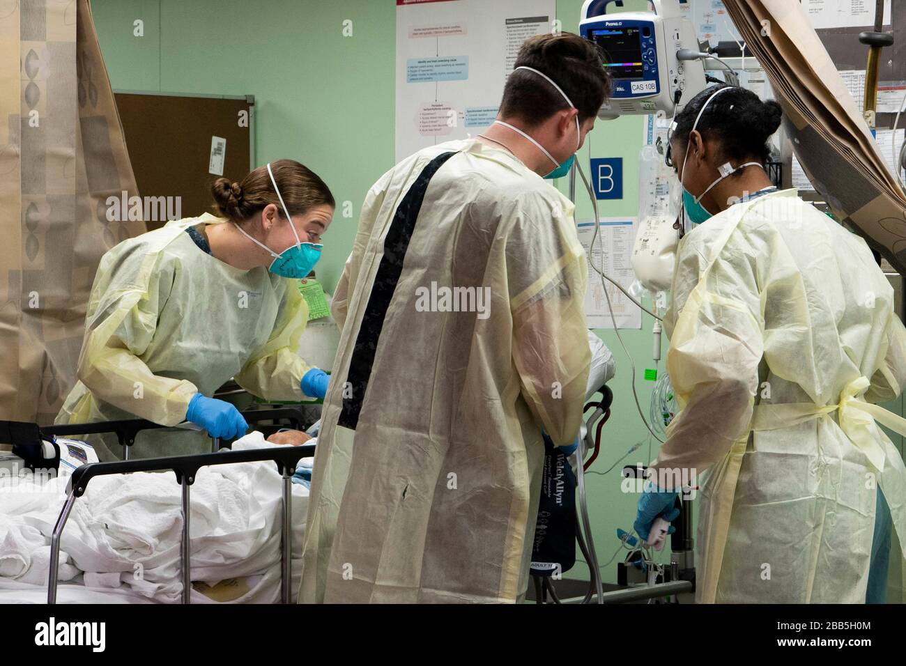 Los Angeles, États-Unis d'Amérique. 30 mars 2020. Le personnel médical de la marine américaine à bord du navire hospitalier USNS Mercy traite un patient d'un hôpital de Los Angeles à l'appui de la pandémie COVID-19 le 29 mars 2020 à Los Angeles, en Californie. Crédit: Abigayle Lutz/US Navy photo/Alay Live News Banque D'Images