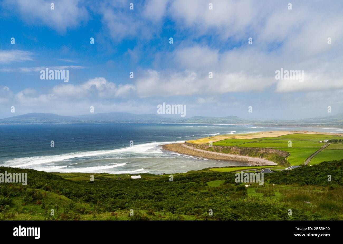 Vue sur le front de mer et la baie de Waterville dans le comté de Kerry en Irlande. Banque D'Images