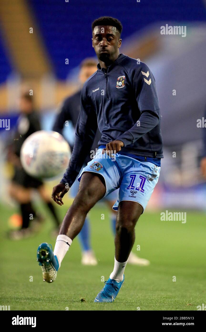 Le Jordy Hiwula de Coventry City se réchauffe avant le lancement Banque D'Images