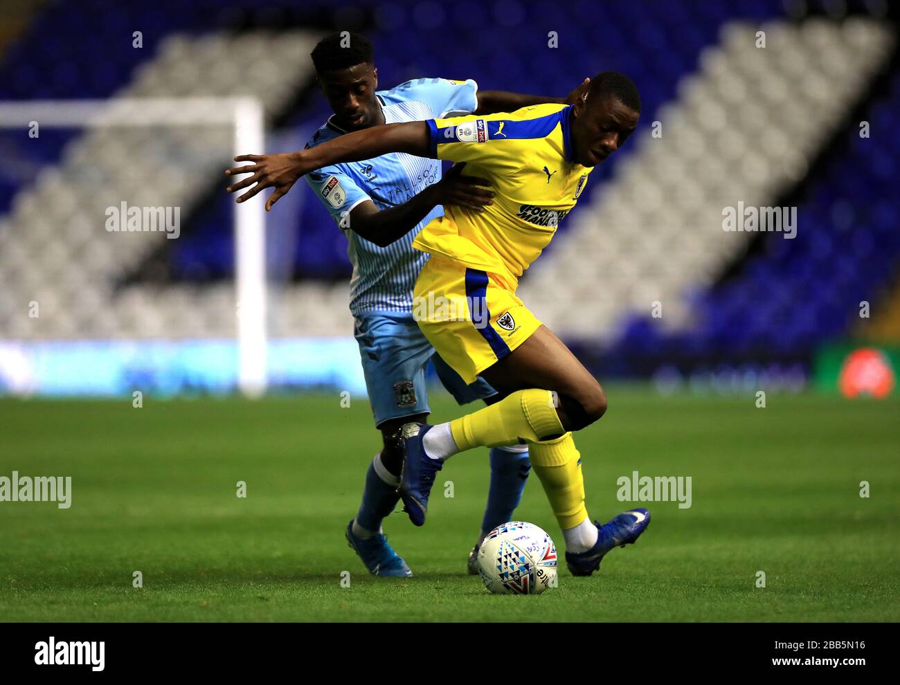 La bataille de Jordy Hiwula (à gauche) et de Paul Kalambayi (à droite) de Wimbledon pour le ballon Banque D'Images