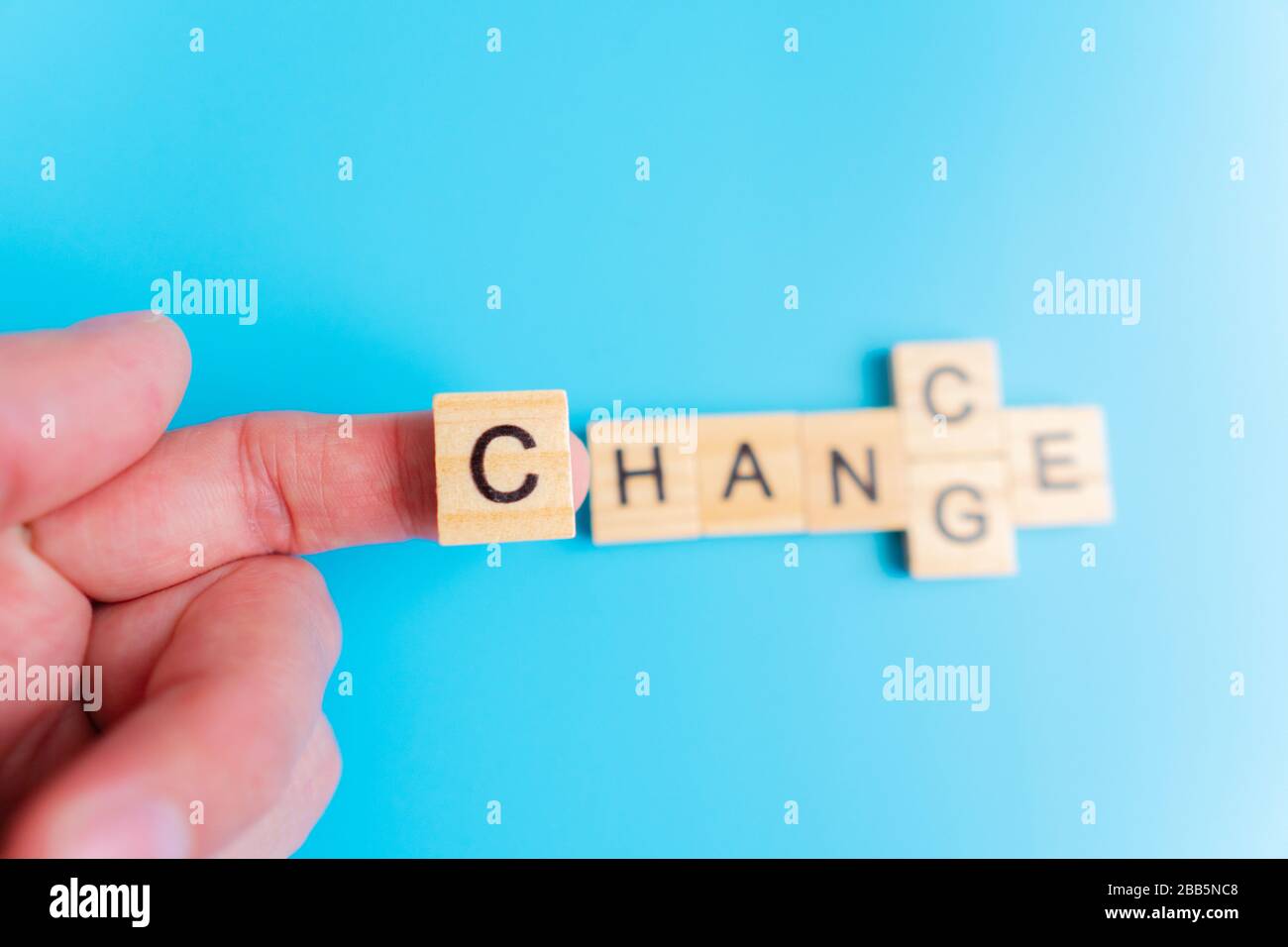 Cube en bois avec changement de mot au hasard, développement personnel et croissance de carrière ou changement de concept vous-même. Banque D'Images