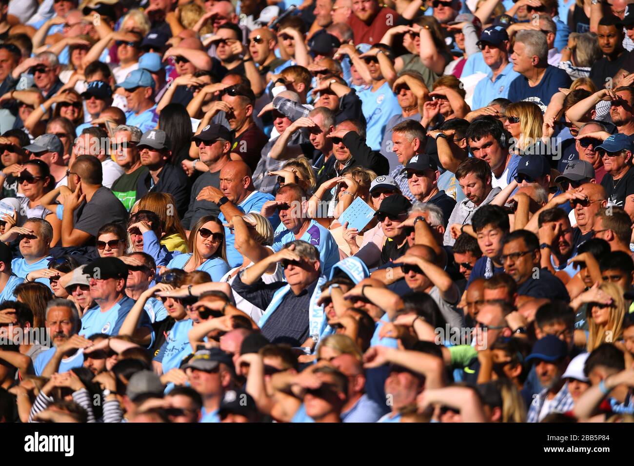 Les fans de football regardent le match depuis les gradins Banque de ...