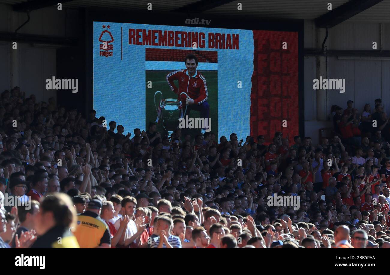 Les fans de Nottingham Forest applaudissent un hommage en mémoire à l'ancien Manager Brian Clough Banque D'Images