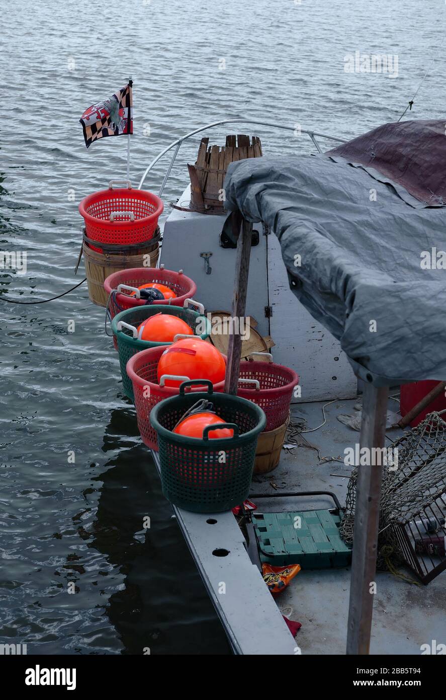 Le bateau de pêche de la baie de Chesapeake, doté de paniers en plastique colorés et de flotteurs de pêche, est prêt pour la prochaine sortie. Banque D'Images