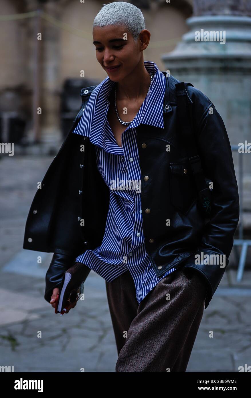 PARIS, France - 3 mars 2019 : Janiece Altagracia Dilone dans la rue pendant la semaine de la mode de Paris. Banque D'Images