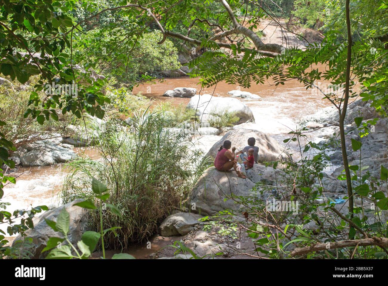 Le parc de la chute d'eau de Silaphet est idéal pour se détendre, se promener et même nager. Banque D'Images