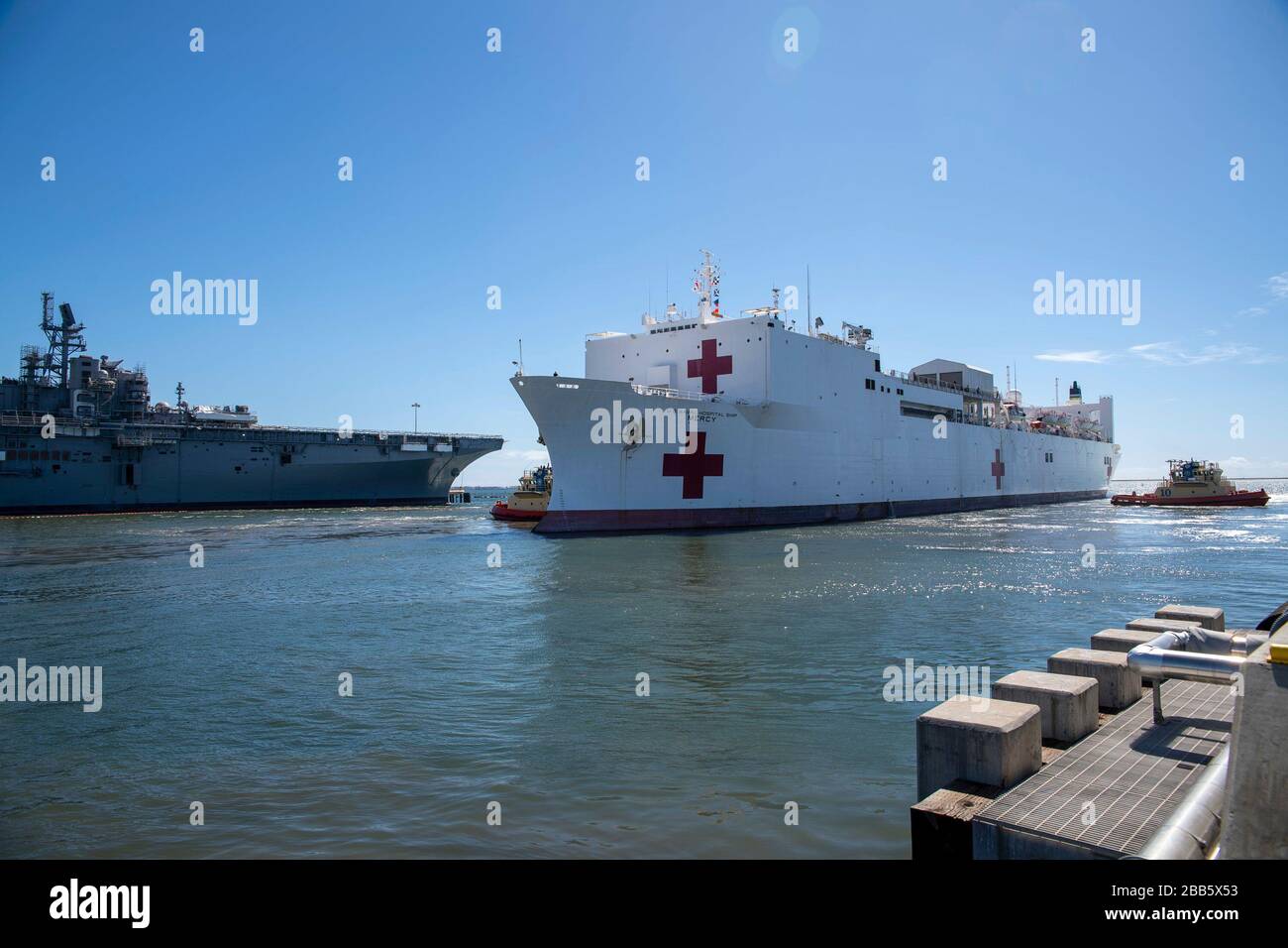 Le navire hospitalier US Navy Military Seallift Command USNS Mercy quitte la base navale de San Diego pour Los Angeles alors qu'il est déployé pour aider à la réponse du coronavirus COVID-19 le 23 mars 2020 à San Diego, en Californie. Banque D'Images